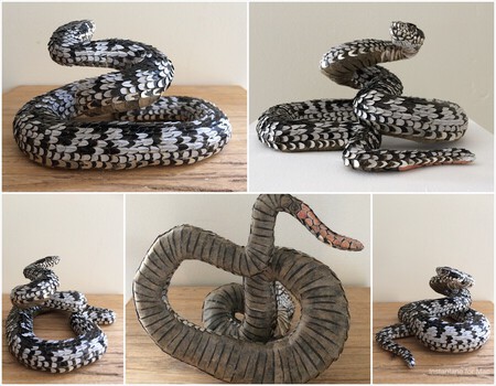 Vip&egrave;re p&eacute;liade m&acirc;le (9 x 17,5 x 14 cm): fil de fer, papier de soie, papier kraft, adh&eacute;sif de masquage, perles en pierre naturelles, dorure de carton &agrave; p&acirc;tisserie, canette m&eacute;tallique, papier kraft bitum&eacute;, papier dessin, fond de studio photo en papier.