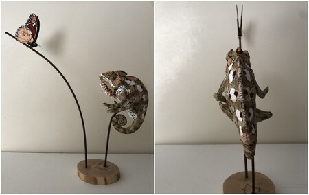 cam&eacute;l&eacute;on et papillon (cam&eacute;l&eacute;on: fil de fer, papier aluminium, papiers divers, boule de cotillons, masque jetable (partie blanche), &eacute;pines de ronce, coquilles d'oeuf, rouille, perles. Pour le papillon: papiers divers, textiles divers, rouille, cordelette synth&eacute;tique, fil de fer, sable, dorure de carton &agrave; p&acirc;tisserie. Pour le support: rondelle de bois, fer &agrave; b&eacute;ton)