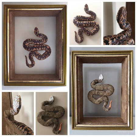 Vip&egrave;re p&eacute;liade femelle (vitrine: 43 x 33,5 x 14 cm): fil de fer, papier de soie, papier kraft, adh&eacute;sif de masquage, perles en pierre naturelles, dorure de carton &agrave; p&acirc;tisserie, canette m&eacute;tallique, papier kraft bitum&eacute;, feuilles et cosses de fruit de ch&acirc;taignier, papier dessin, paille de papier noire, pochette de photo en papier, coquille d'oeuf, 2 verres d'encadrement.