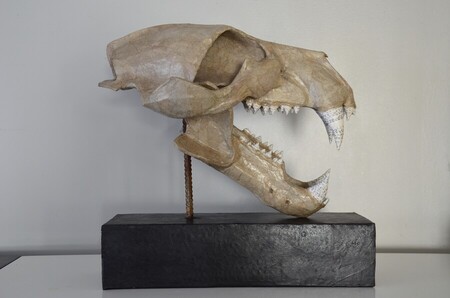 crâne d'ours blanc (carton, papier kraft et pages de livres, fer à béton, encre de chine)