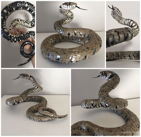 couleuvre &agrave; collier (fil de fer, papier aluminium, kraft, papier de soie, fond de studio photo noir, boite et plateau en carton de p&acirc;tisserie, canette de boisson, perles noires, plastique de sac poubelle noir, lien de sac de cong&eacute;lation, cire d'abeille pour meuble)