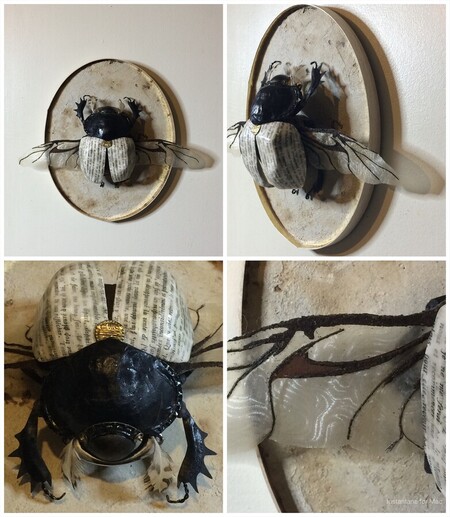 scarab&eacute;e 1 (carton, kraft, couverture et pages de livre, capsule et plaque m&eacute;talliques, m&eacute;tal rouill&eacute; et poussi&egrave;re de rouille, papier calque, huile de tournesol, muselets, boutons pression et attaches m&eacute;talliques, embout de d&eacute;capsuleur, enveloppe cartonn&eacute;e, plumes, bouchon plastique imitation li&egrave;ge, carton &agrave; p&acirc;tisserie dor&eacute;, carton gris enduit &agrave; la cendre de bois et caf&eacute;, cire de bougie, feuille de bois, fond de sous-verre avec attache.)